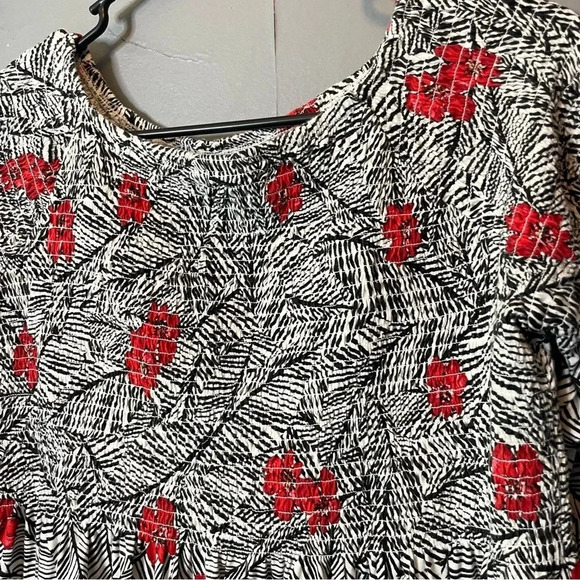 J.Jill Black & White Blouse Top Red Flowers Shirred Upper Flowy size small - Picture 3 of 8